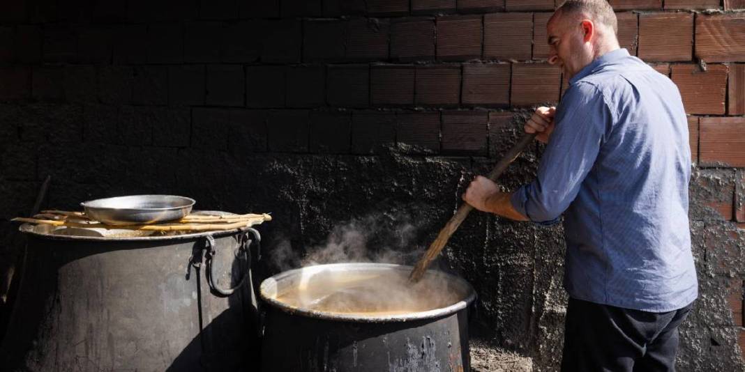 Kazanlar fokur fokur kaynıyor, önce pişip sonra ipe diziliyor! Yok satan lezzet: Dışı sertleşse de içi yumuşacık kalıyor 2
